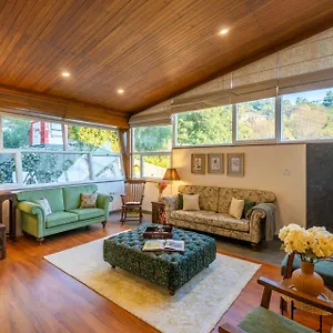 Stayvista At Nook - Elysium Estate 2 Bedroom With Hill View, Lawn Shimla